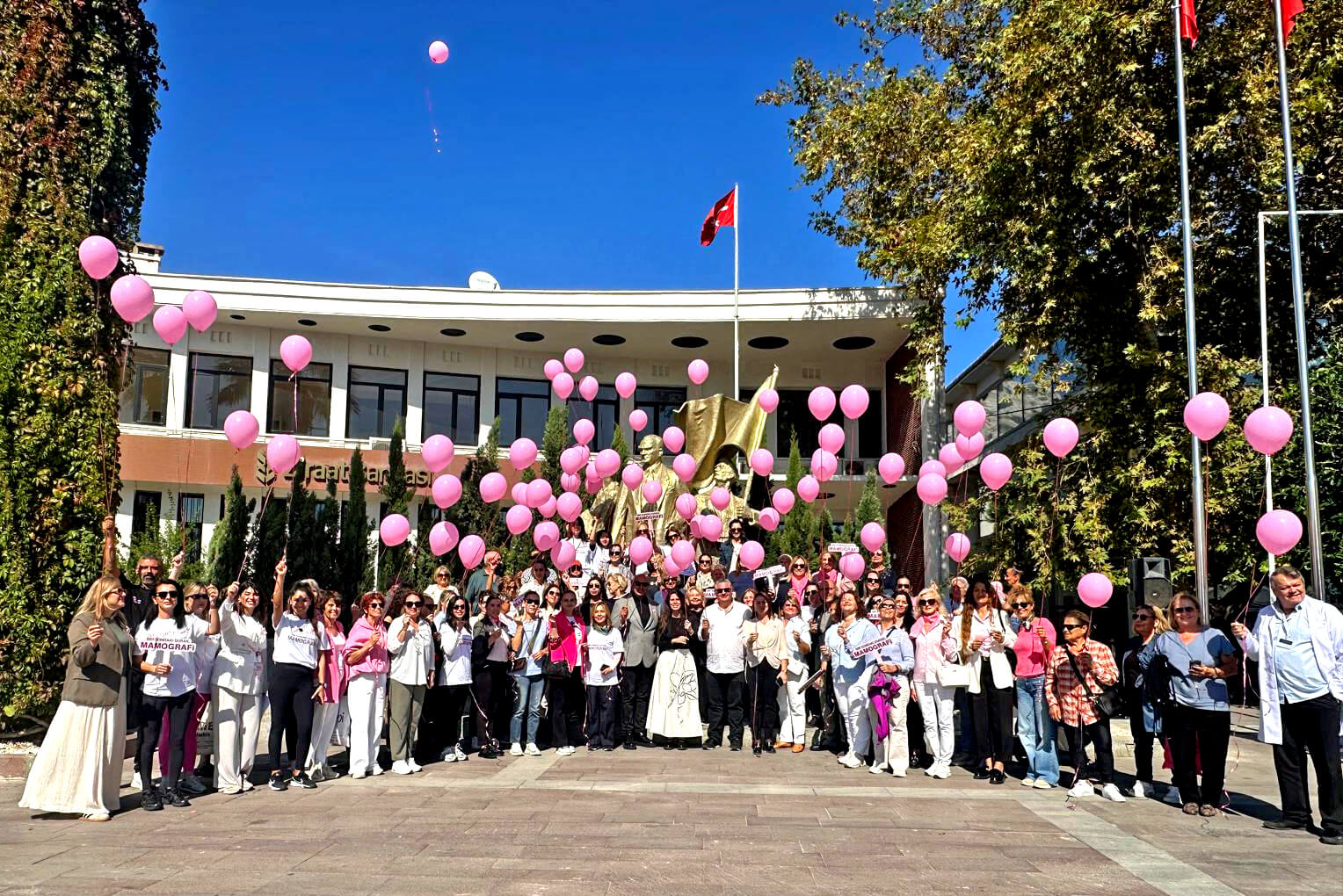 Çeşme’de Meme Kanseri Farkındalığı için Pembe Adımlar Atıldı