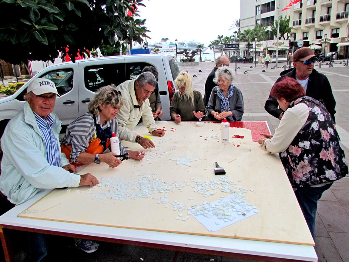 Çeşme’de Cumhuriyet Bayramı coşkusu mozaik atölyesiyle başladı