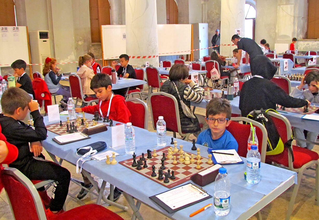 Atatürk’ü Anma Haftasında Çeşme’de Satranç Turnuvası Düzenlendi  