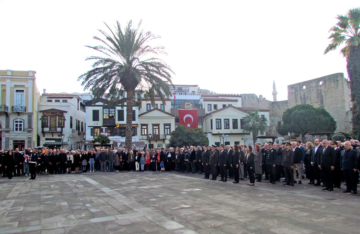 Atatürk, Ebediyete İntikalinin 87. Yılında  Çeşme'de de Törenlerle Anıldı