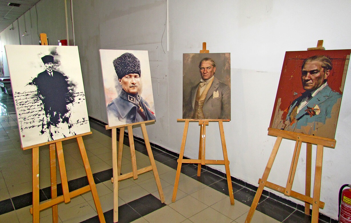 Çeşme’de Bir İlk: Yapay Zekâ ile Yapılan Atatürk Portreleri Sergilendi