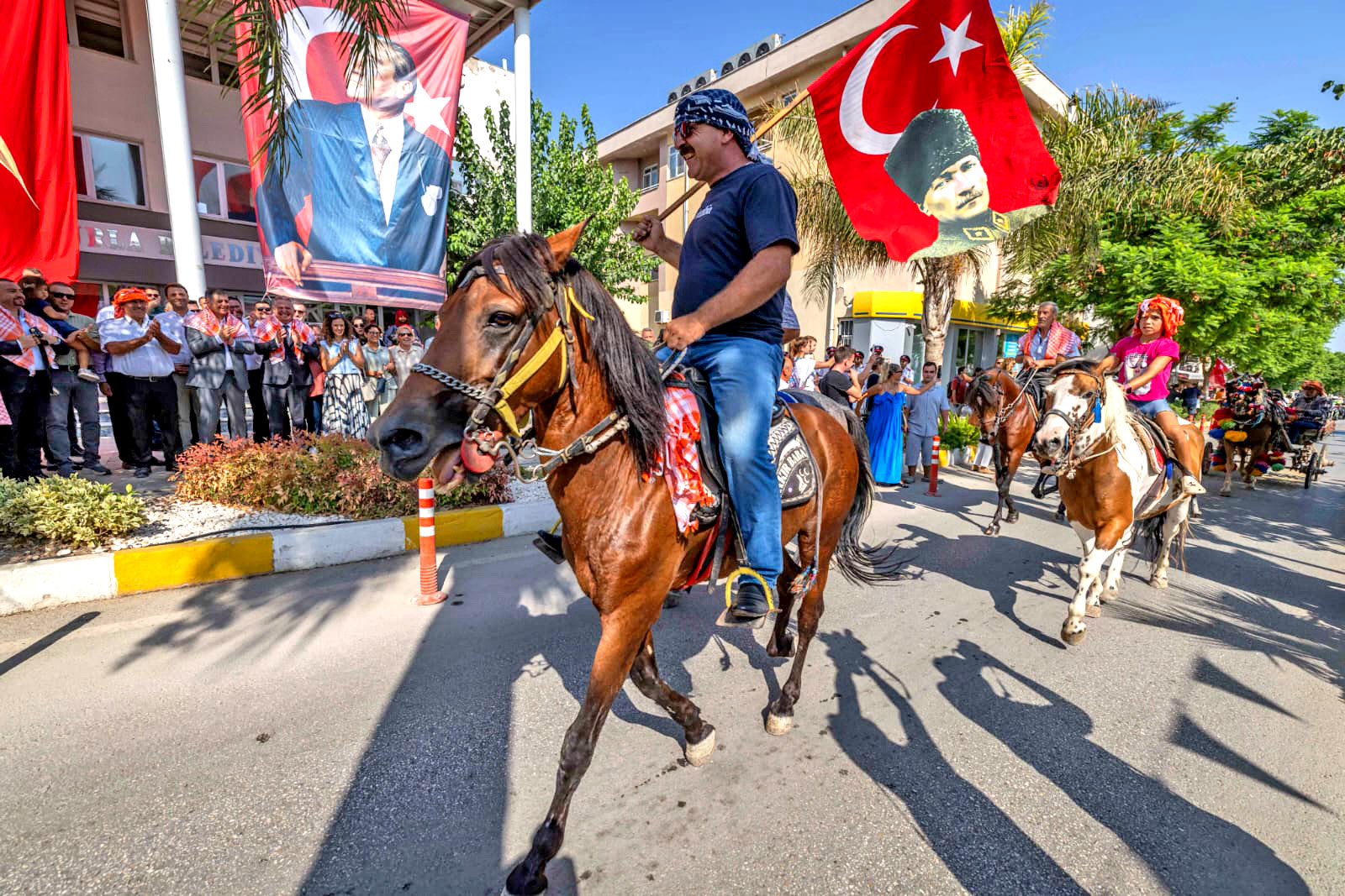 Urla’nın 2 bin 600 yıllık Bağ Bozumu Şenliği başladı