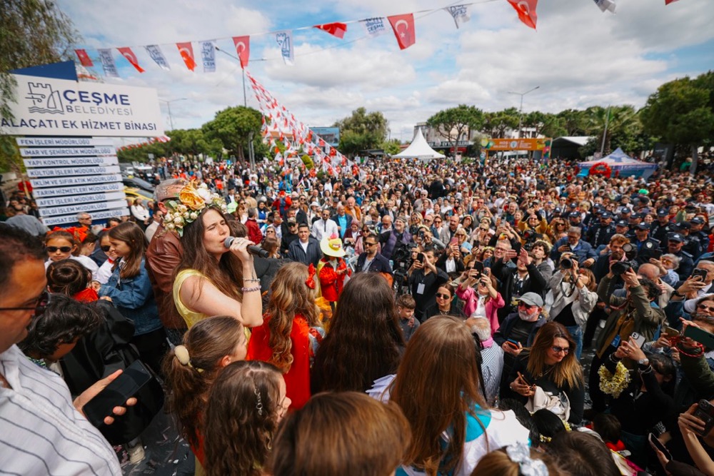 15. Uluslararası Alaçatı Ot Festivali’nin görkemli korteji ve 23 Nisan gururu bir arada 