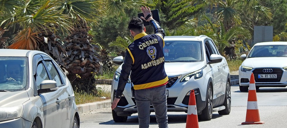 Çeşme'de, arama kaydı olan 43 kişi yakalandı