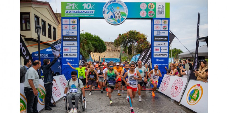 ÇEŞME’DE İLK KEZ DÜZENLENEN  SALOMON ÇEŞME YARI MARATONU’NDA BİRİNCİLER BELLİ OLDU