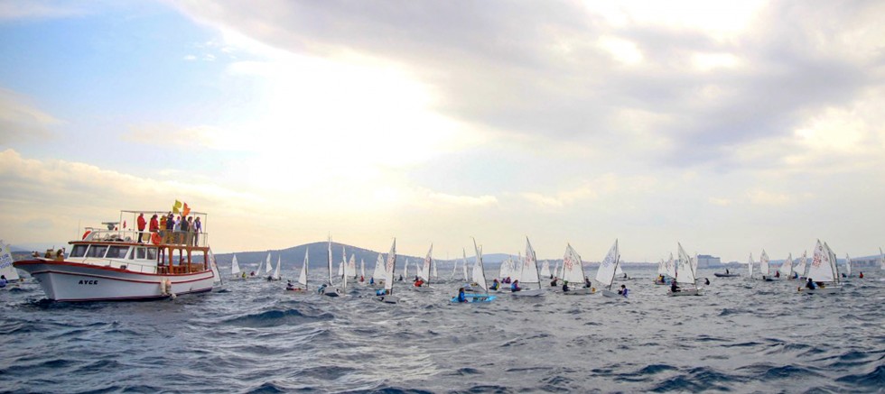 ÇEŞME’DE TYF KAMİL YILDIRIM OPTİMİST TROFESİ YELKEN YARIŞLARI BAŞLADI