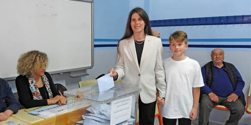 Çeşme'nin ilk kadın Belediye Başkanı: LAL DENİZLİ