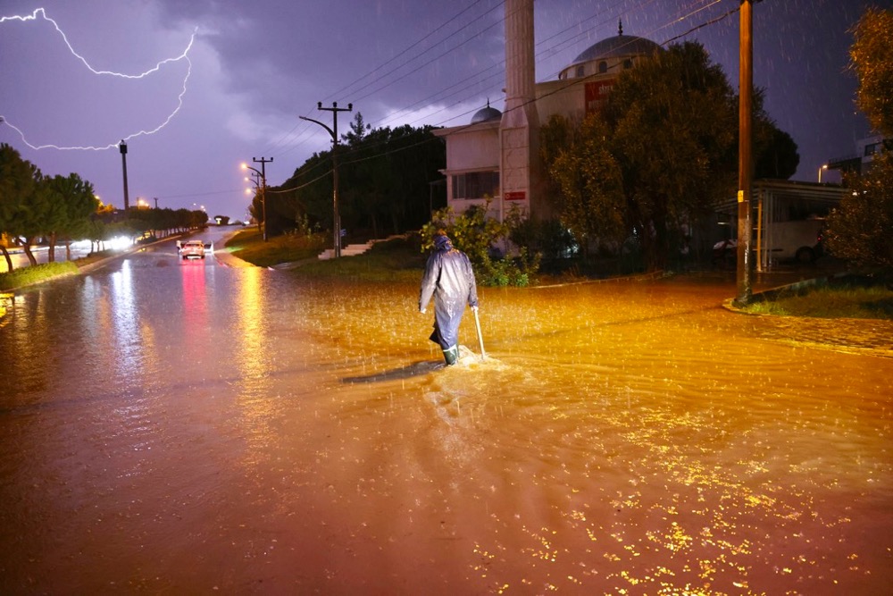 Çeşme bir günde bir aylık yağış aldı