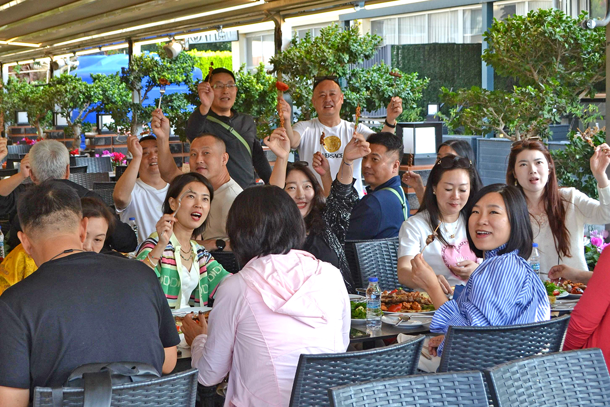 ÇEŞME, 500 ÇİNLİ TURİZM PROFESYONELİNİ AĞIRLADI