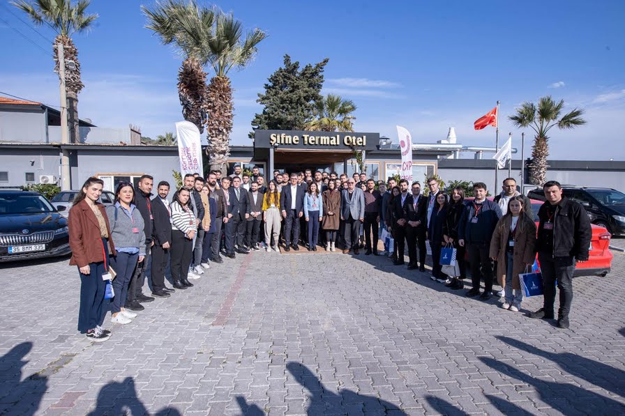 Başkan Tugay Çeşme’de gençlerle buluştu