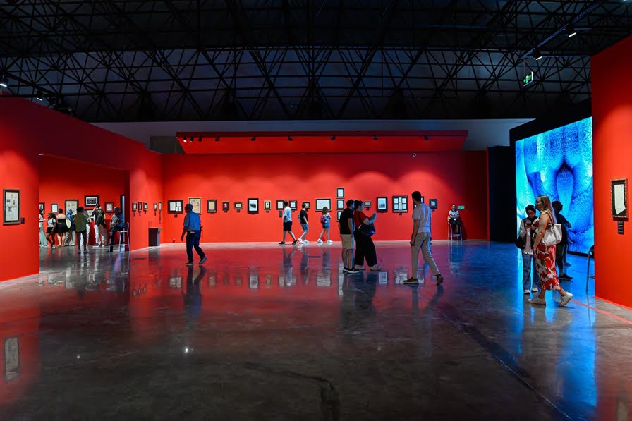  İzmir Enternasyonal Fuarı’nda Atatürk ve Refik Anadol sergilerine büyük ilgi