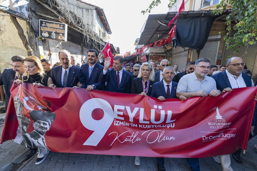 İzmir’de Geleneksel Zafer Yürüyüşü