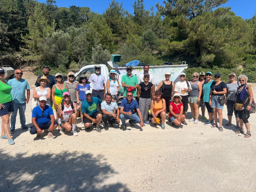   Çeşme'de Duyarlı Vatandaşlardan Örnek Temizlik Etkinliği  