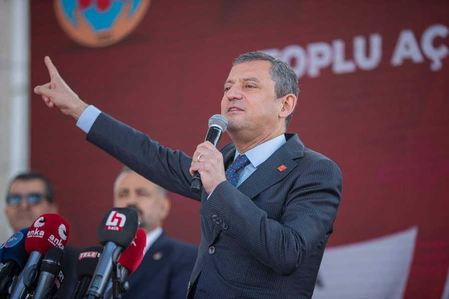 CHP Genel Başkanı Özgür Özel, “Maaş dağıtamasın diye 1,7 milyarı belediyeden kesen bir zihniyet var??