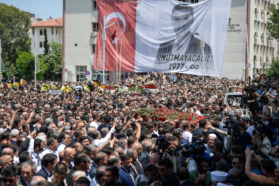 Ferdi Zeyrek gözyaşları ve alkışlarla uğurlandı