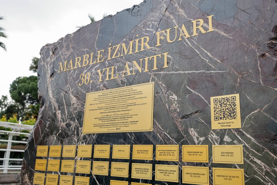 Marble İzmir’in 30’uncu yılına özel anıt Kültürpark’ta açıldı