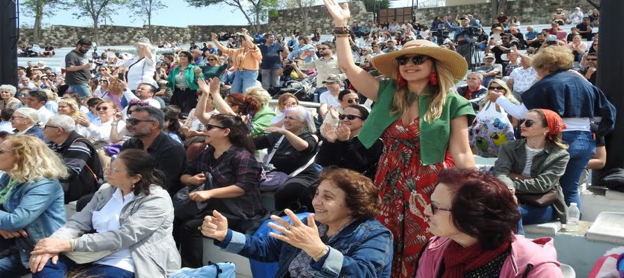 13.ALAÇATI OT FESTİVALİ FİNALİNDE ZİYARETÇİ AKINI
