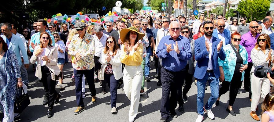 13. Alaçatı Ot Festivali’nde renkli kortej yürüyüşü