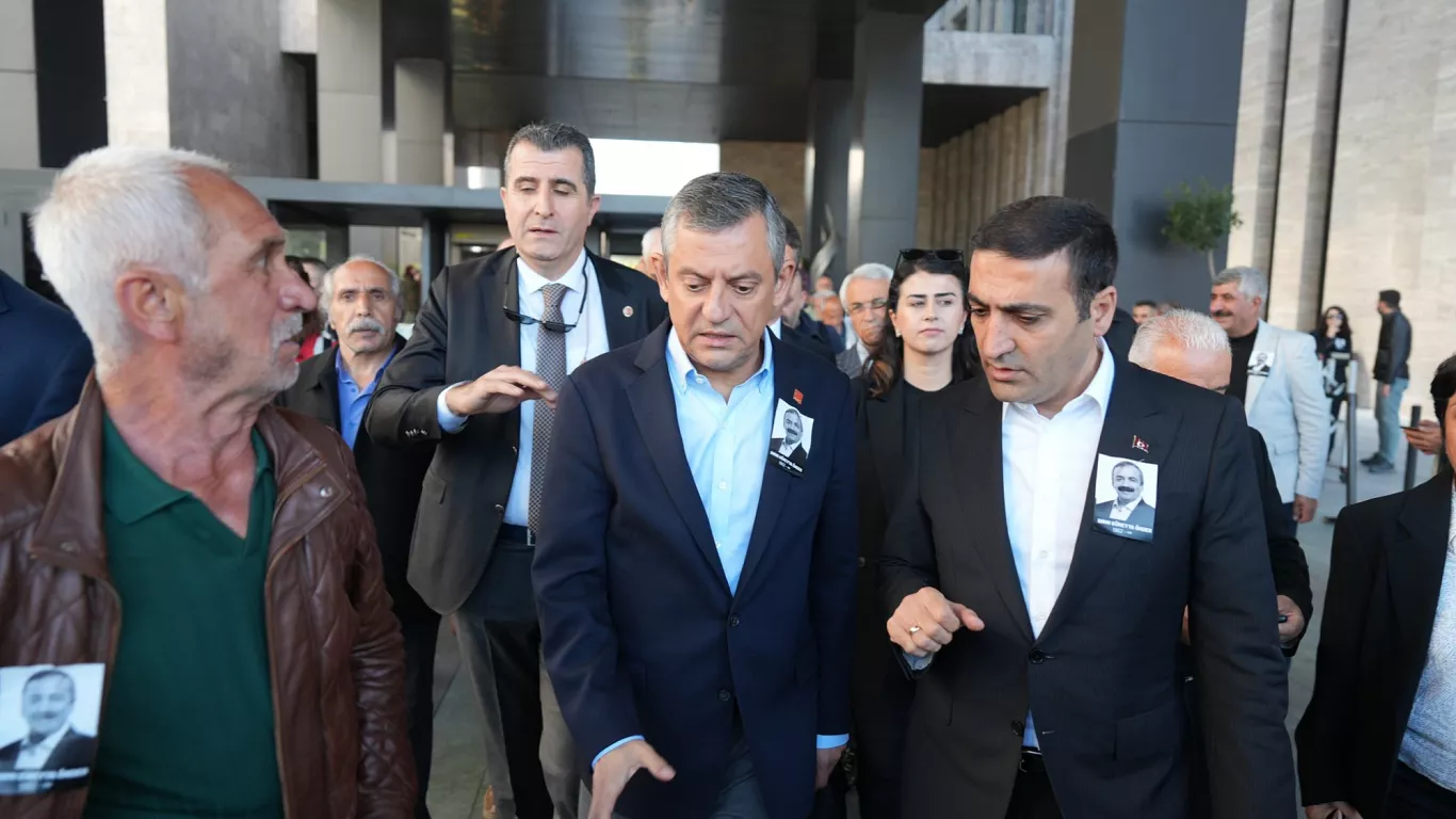 Çeşme ADD'den Özgür Özel'e Yapılan Saldırıya Sert Tepki: "Demokrasiye Yönelik Açık Bir Tehdittir"