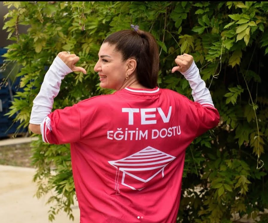 Çeşme Maratonu'nda TEV Yararına Koşan Gülçin Güloğlu’na Teşekkür Plaketi
