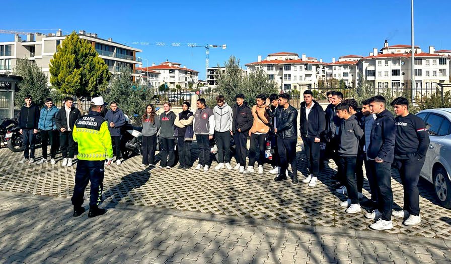 Çeşme'de Jandarma Trafik Denetimleri ve Eğitimleri Sonuç Verdi: Trafik Kazalarında %14 Azalma