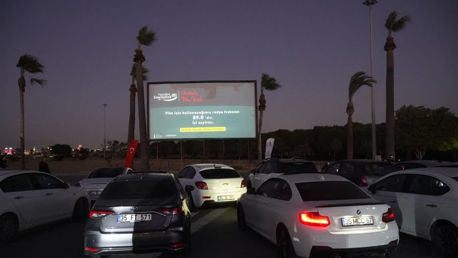 İzmir’de arabada film keyfi 
