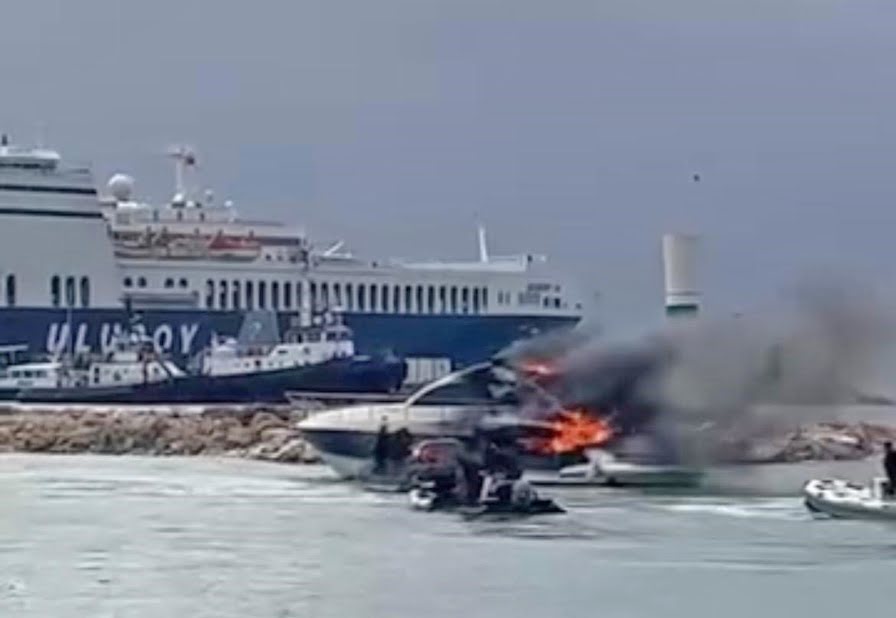 Çeşme’de motoryatta yangın paniği