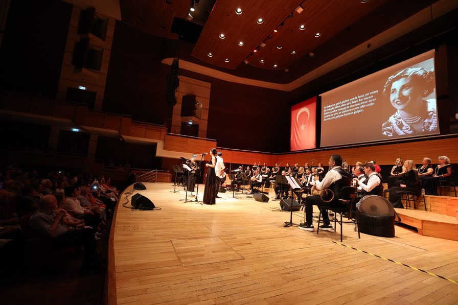 “Cumhuriyetin Divası?? Müzeyyen Senar konserle anıldı