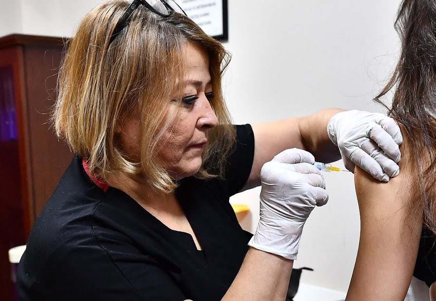 İzmir Büyükşehir Belediyesi HPV aşısı uygulamasını başlattı