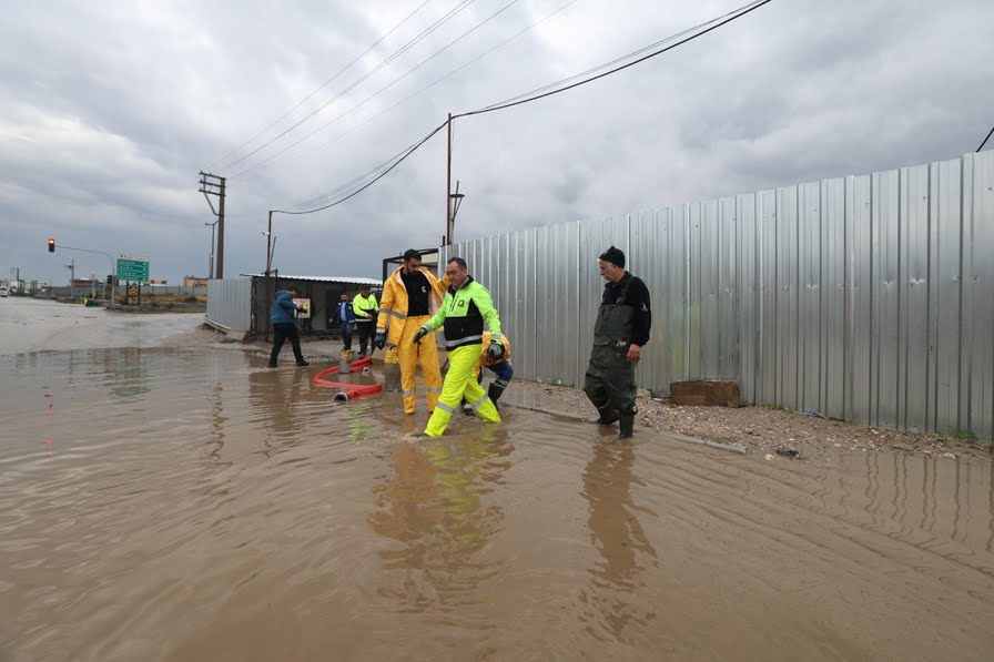  Karaburun, Çeşme ve Foça'da etkili olan yağışlar için ekipler seferber oldu
