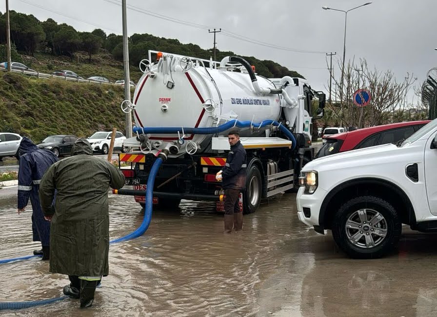 Çeşme Belediyesi ekipleri şiddetli sağanak yağışa karşı sahada