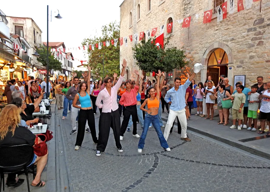 İzmir Aşkına Derneği’nden Çeşme Festivali'nde Sürpriz Gösteri