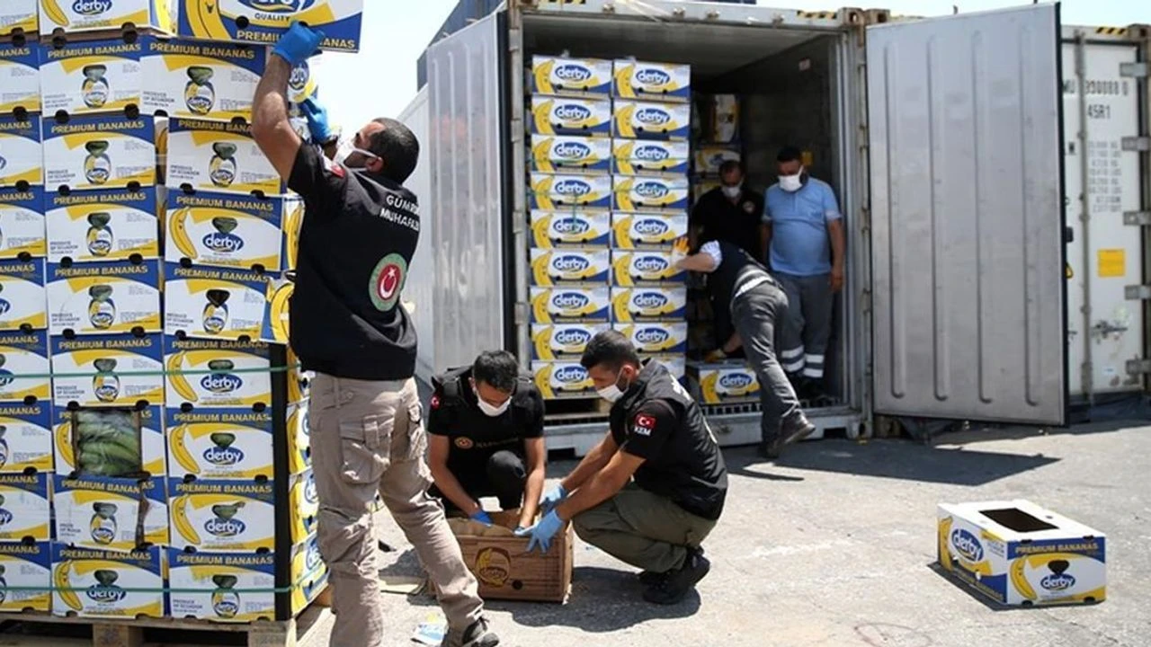 Çeşme'de 30 kilo kokain ve 100 kilo skunk ele geçirildi