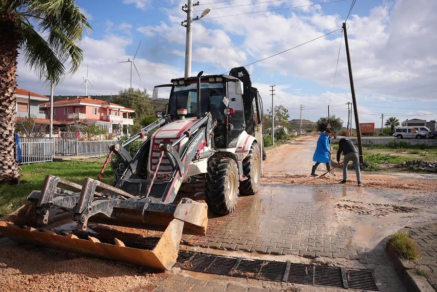 Çeşme Belediyesi ekipleri yoğun yağışa karşı sahada