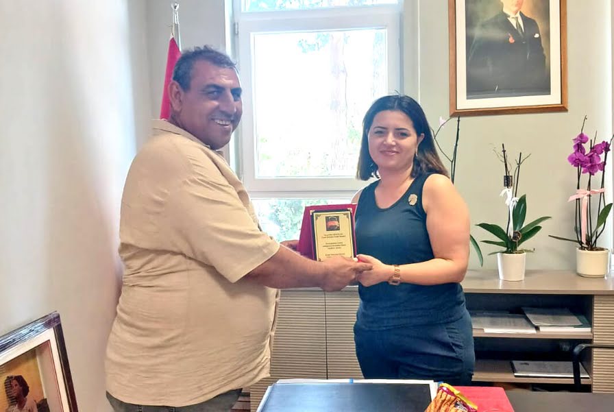 Çeşme Romanlar Derneği'nden Çeşme Belediyesi'ne Teşekkür Plaketi