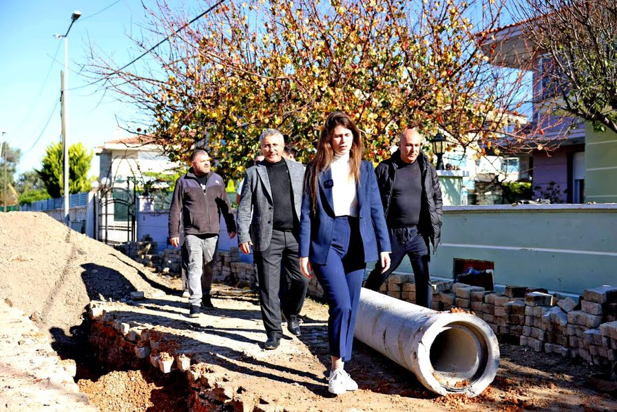 Çeşme'de, yağmur suyu hattı döşeme çalışmaları hızla sürüyor