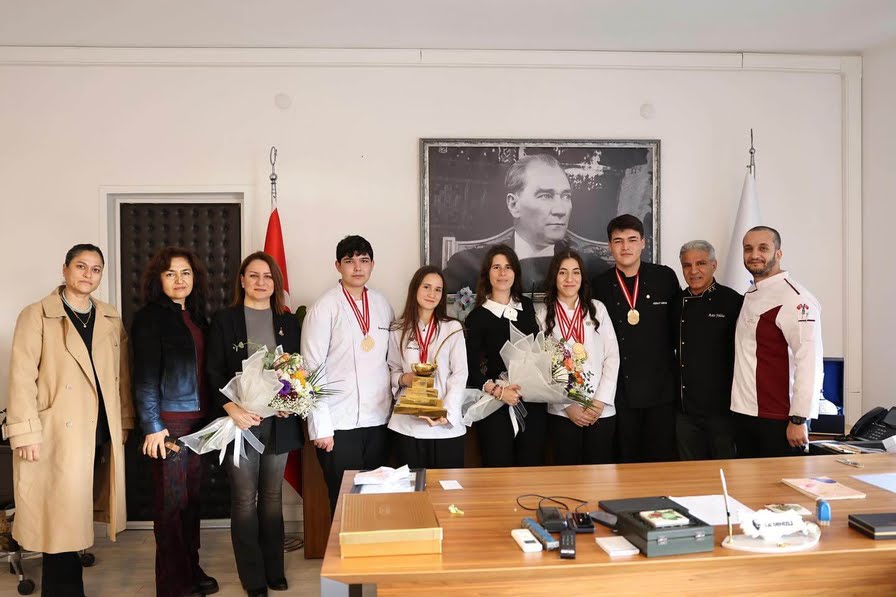 Çeşme’nin Gururu: Uluslararası İstanbul Gastronomi Festivali Şampiyonları Kaymakam ve Belediye Başkanını Ziyaret Etti