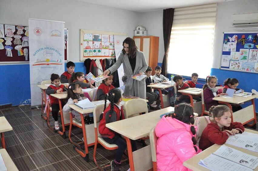 Çeşme Kaymakamlığı'ndan Miniklere Kitap Hediyesi
