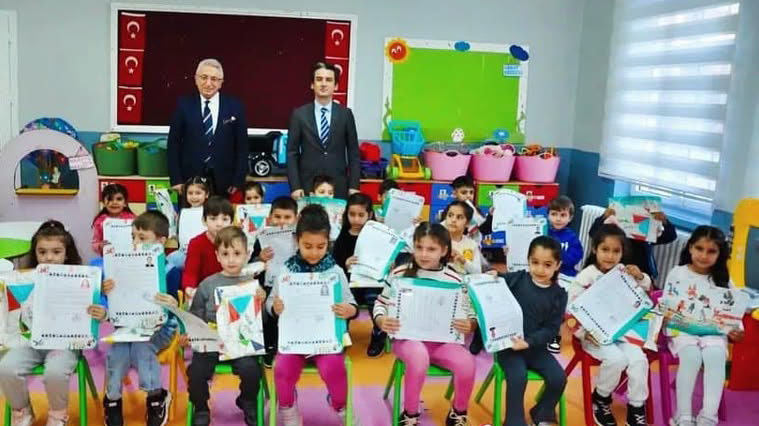 Çeşme Kaymakamı Mehmet Maraşlı, Öğrencilere Karnelerini Dağıttı