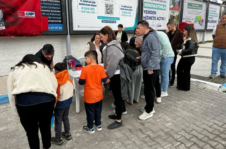 Çeşme'de, CHP'nin imza kampanyasına yoğun ilgi