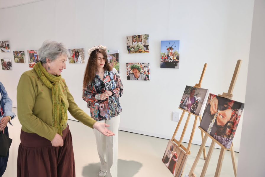 Saime Şahin’den Alaçatı Ot Festivali’ne Fotoğrafla Tanıklık: “Otların Rüzgârlı Öyküsü?? Sergisi Büyük İlgi Gördü