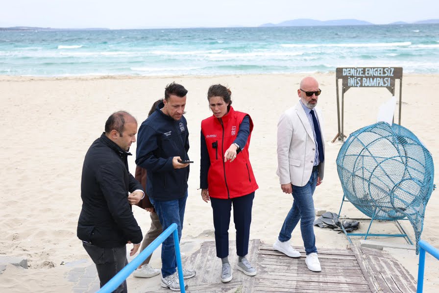 Çeşme’de Plajlar Yaz Sezonuna Hazırlanıyor