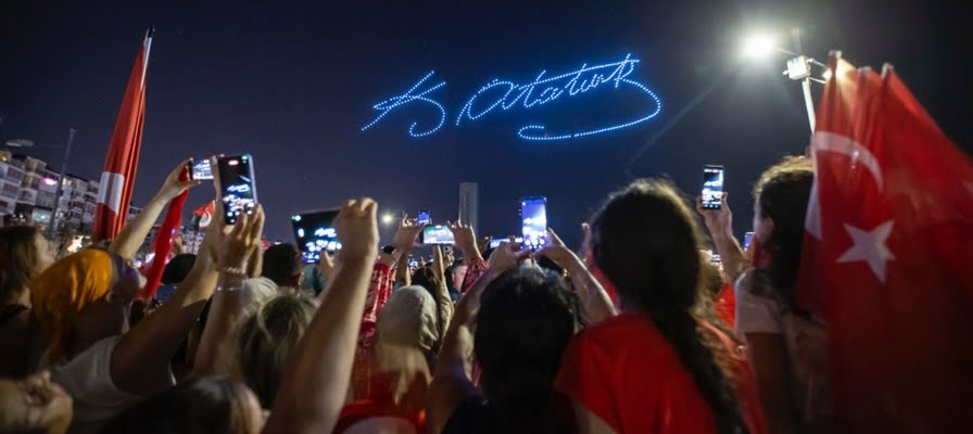 500 dron Körfez’de görsel şölen yaşattı