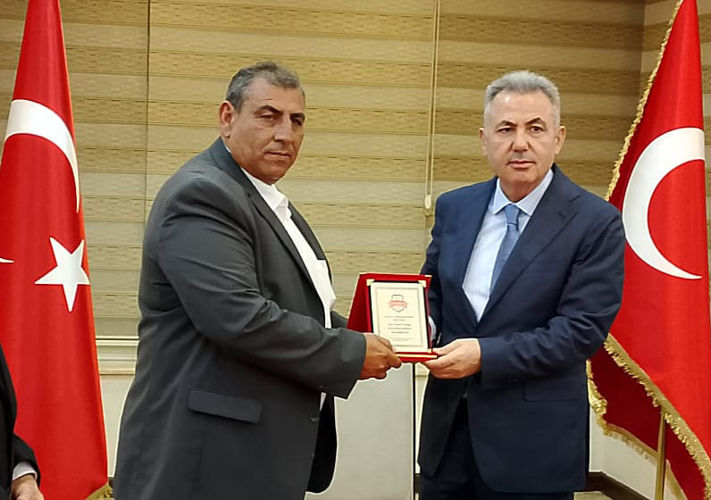 Çeşmeli Romanlardan Vali Elban'a teşekkür plaketi