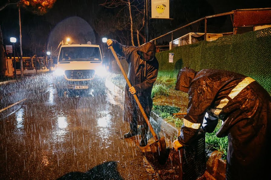 Çeşme Belediyesi’nden Şiddetli Yağışa Karşı Gece Boyu Müdahale