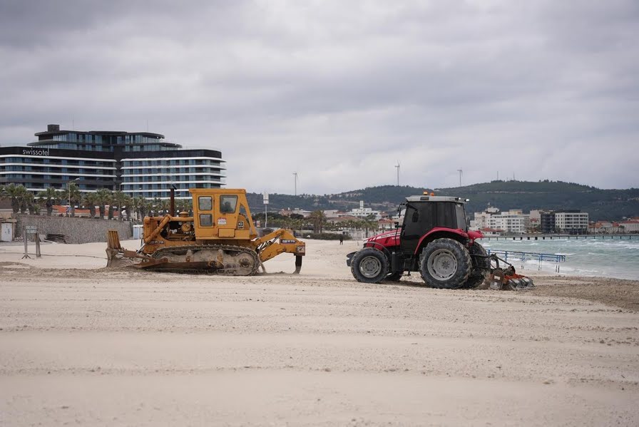 Çeşme’de Plajlar Yaz Sezonuna Hazırlanıyor