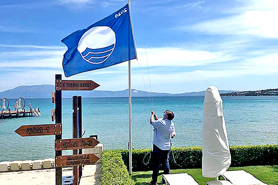 Çeşme’nin 14 Plajında ve 2 Marinasında Bu Yıl da Mavi Bayrak Dalgalanacak