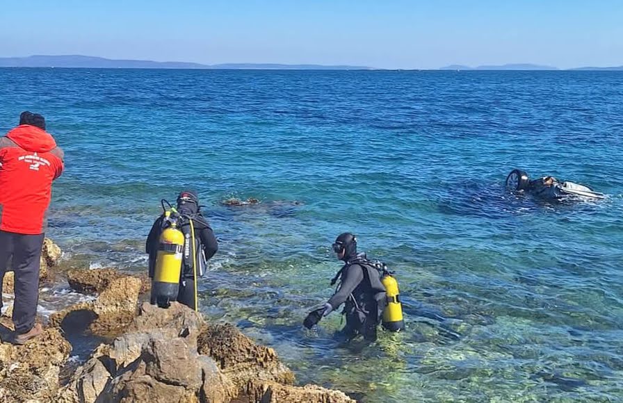Urla Balıklıova’da Araç Denize Uçtu: Bir Kişi Hayatını Kaybetti