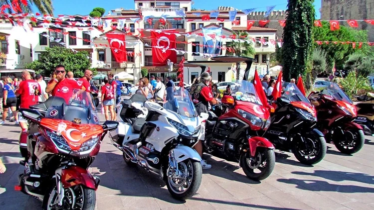 Goldwing Treffen bitti, sırada Sakız'dan Çeşme'ye yüzme yarışması var