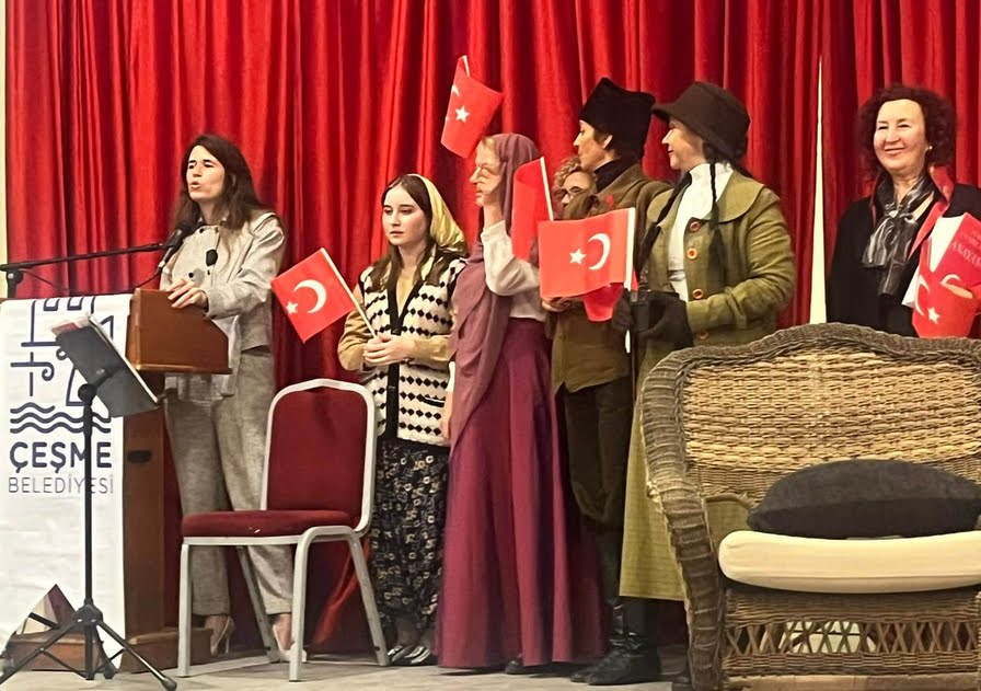 “ZAMANSIZ KADINLAR?? TİYATRAL GÖSTERİSİ ÇEŞME’DE BÜYÜK İLGİ GÖRDÜ